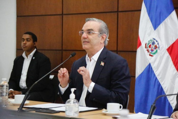 Abinader anuncia aumento de salarios en sector construcción