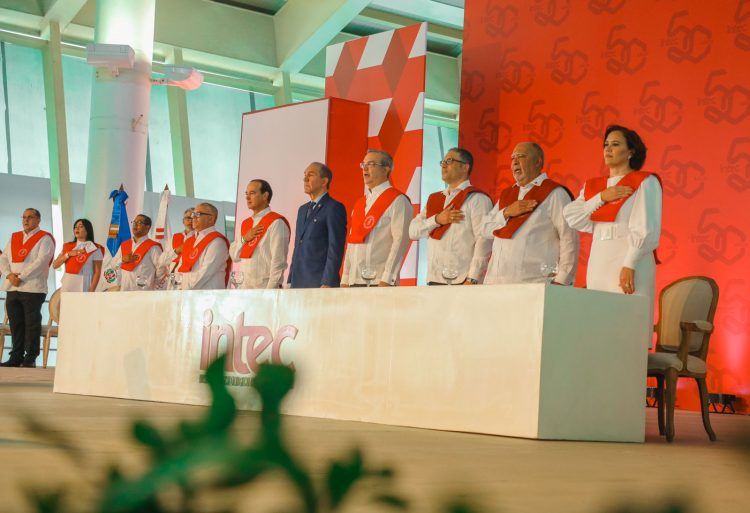 Abinader pide “honestidad y transparencia” a nuevos profesionales.