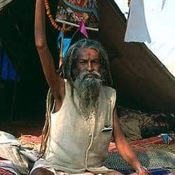 Bharati, en casi 50 años no ha podido bajar su brazo