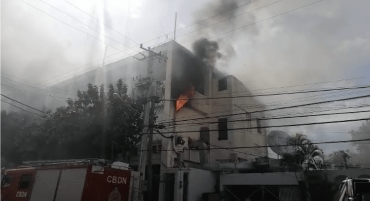 Un incendio consumió las instalaciones del Canal Del Sol y dejó al menos un muerto y otros cuatro heridos, según informes hasta el momento.