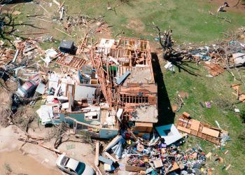Decenas de edificios arrasados ​​por tornado en Wichita, EE.UU.
