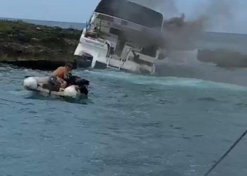 Una lancha se incendió mientras se dirigía desde Bayahíbe hacia isla Saona, resultado dos hombres lesionados. 
