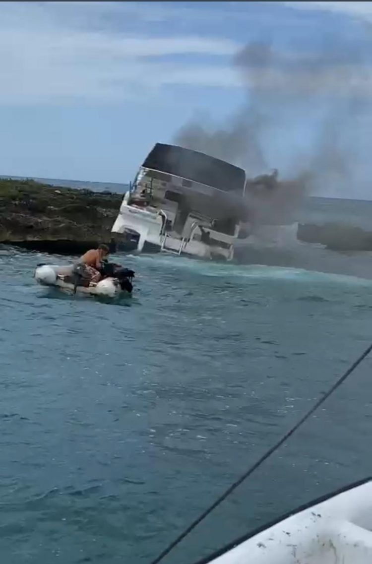 Una lancha se incendió mientras se dirigía desde Bayahíbe hacia isla Saona, resultado dos hombres lesionados. 