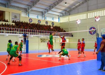 El Mayor General Leonel Noboa, realizó el saque de honor en el inicio de los Primeros Juegos del Círculo Deportivo de las FARD y la PN.