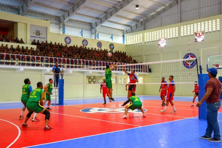 El Mayor General Leonel Noboa, realizó el saque de honor en el inicio de los Primeros Juegos del Círculo Deportivo de las FARD y la PN.