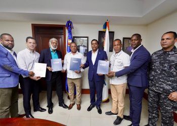 Santo Domingo, RD.- El presidente de la Federación Nacional del Transporte La Nueva Opción (Fenatrano), Juan Hubieres, firmó un acuerdo con el gobierno, a través del director del Instituto de Tránsito Terrestre (INTRANT)