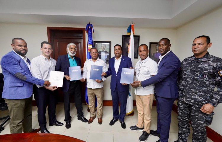 Santo Domingo, RD.- El presidente de la Federación Nacional del Transporte La Nueva Opción (Fenatrano), Juan Hubieres, firmó un acuerdo con el gobierno, a través del director del Instituto de Tránsito Terrestre (INTRANT)