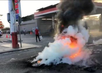 Gomas quemadas y obstaculización en primeras horas paro Cibao