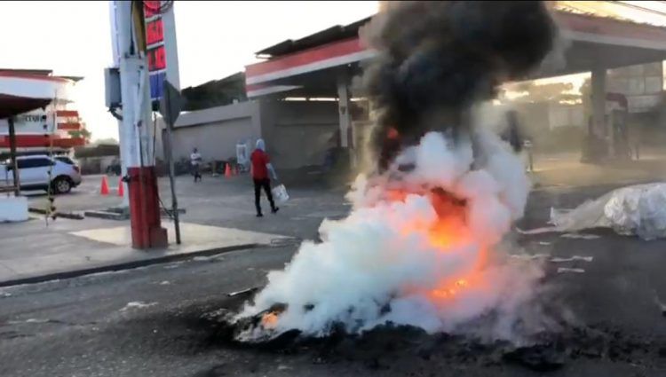 Gomas quemadas y obstaculización en primeras horas paro Cibao