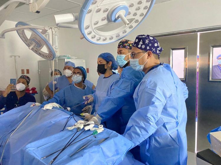 En reducción de la lista de espera con requerimiento de cirugías electivas, el Moscoso Puello inició jornadas quirúrgicas laparoscópicas.