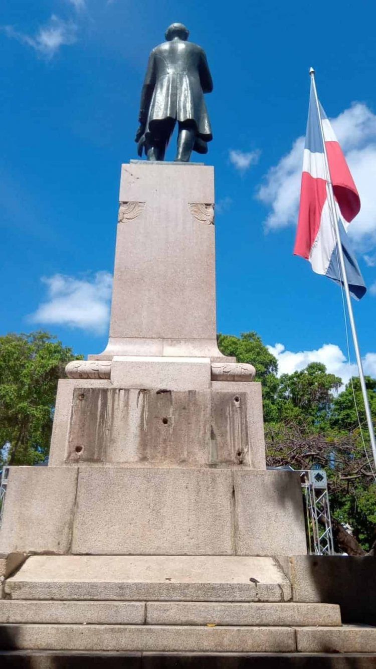 MAS denunció el robo de placa metálica que acompañaba la estatua de Juan Pablo Duarte en la Ciudad Colonial.