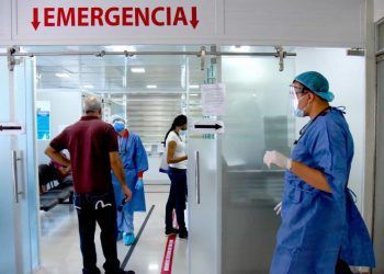 por cobros anticipados de clínica RD