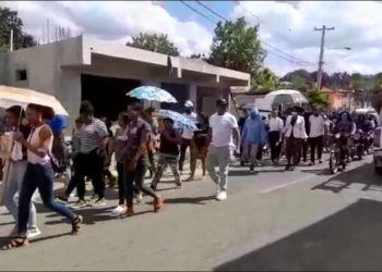 Sepultan restos de fallecidos en incendio canal del Sol Santo Domingo.- Fueron sepultados los restos de los dos fallecidos en el incendio ocurrido el pasado martes en las instalaciones del Canal del Sol, ubicado en el Ensanche Naco. El Instituto Nacional de Ciencias Forenses( INACIF), entregó los restos del joven Jeffrey Isaac Vázquez Holguín y del señor José del Carmen Reyes. Los restos de José del Carmen Reyes, quien ofrecía un servicio temporal como pintor y soldador para el canal, fueron sepultados en el cementerio Cristo Redento. Donde dieron el último adiós familiares, amigos y una comitiva de la dirección del Canal del Sol. Holguín, se desempeñaba como Control Máster. Fue velado en su casa materna. Una gran caravana de personas caminó más de un kilómetro hacia el cementerio La Majagua, donde fueron sepultados los fallecidos . Por otro lado se informa, que aún permanecen en estado delicado de salud el joven Kelvin Bryan Castillo, Director de Cámaras del Canal y el señor Germán Rodríguez empleado Contratista. Ambos reciben atenciones médicas en el Hospital Traumatológico Dr. Ney Arias Lora, en Santo Domingo Norte. La televisora informó, además, que el Cuerpo de Bomberos del Distrito Nacional lleva a cabo la investigación que permitirá establecer la causa del siniestro. La empresa aseguró que se mantiene dando seguimiento y apoyo a todos los afectados por este hecho, “que nos enluta y nos llena de pesar”.