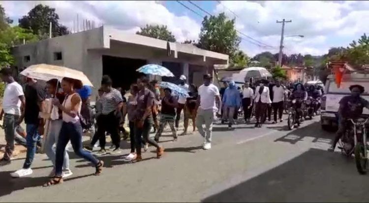 Sepultan restos de fallecidos en incendio canal del Sol Santo Domingo.- Fueron sepultados los restos de los dos fallecidos en el incendio ocurrido el pasado martes en las instalaciones del Canal del Sol, ubicado en el Ensanche Naco. El Instituto Nacional de Ciencias Forenses( INACIF), entregó los restos del joven Jeffrey Isaac Vázquez Holguín y del señor José del Carmen Reyes. Los restos de José del Carmen Reyes, quien ofrecía un servicio temporal como pintor y soldador para el canal, fueron sepultados en el cementerio Cristo Redento. Donde dieron el último adiós familiares, amigos y una comitiva de la dirección del Canal del Sol. Holguín, se desempeñaba como Control Máster. Fue velado en su casa materna. Una gran caravana de personas caminó más de un kilómetro hacia el cementerio La Majagua, donde fueron sepultados los fallecidos . Por otro lado se informa, que aún permanecen en estado delicado de salud el joven Kelvin Bryan Castillo, Director de Cámaras del Canal y el señor Germán Rodríguez empleado Contratista. Ambos reciben atenciones médicas en el Hospital Traumatológico Dr. Ney Arias Lora, en Santo Domingo Norte. La televisora informó, además, que el Cuerpo de Bomberos del Distrito Nacional lleva a cabo la investigación que permitirá establecer la causa del siniestro. La empresa aseguró que se mantiene dando seguimiento y apoyo a todos los afectados por este hecho, “que nos enluta y nos llena de pesar”.