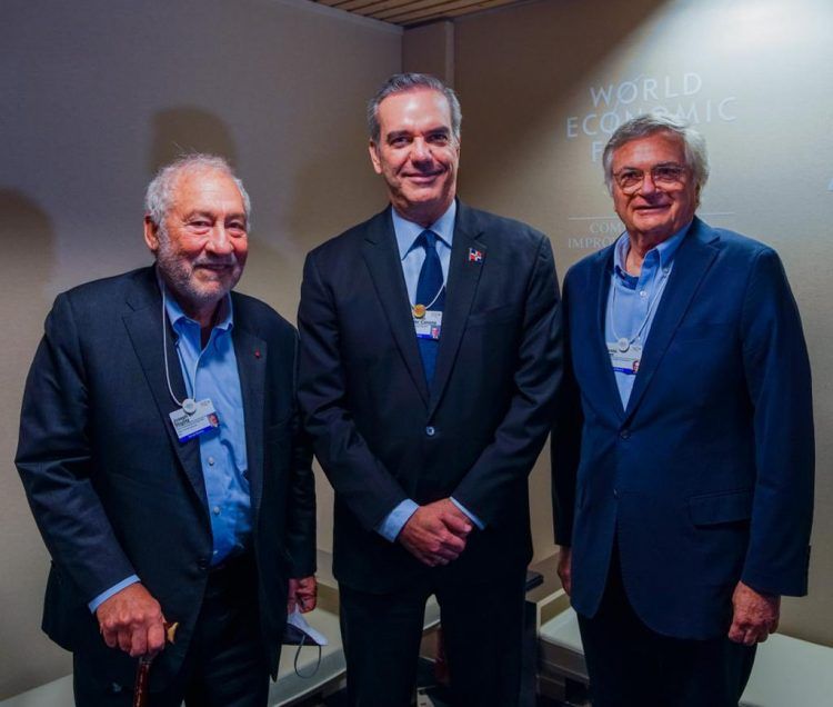 Abinader se reúne con miembros de wef22