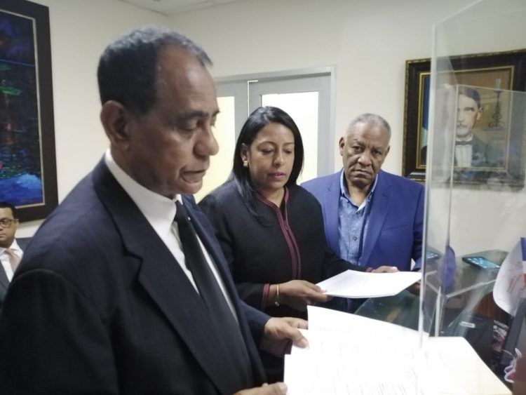 Acusan a Miguel Vargas de tener secuestrado al PRD