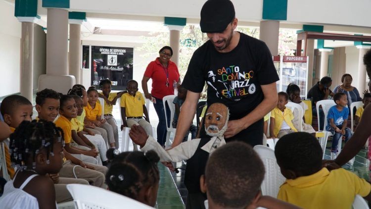 Aeropuerto de Bávaro imparte talleres a niños del lugar
