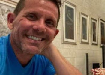 La Policía Nacional informó este viernes que fueron arrestados los presuntos acusados del homicidio del estadounidense Jeffrey Richard Mcmahon, quien fue ultimado con un arma blanca en Casa de Campo, La Romana. 