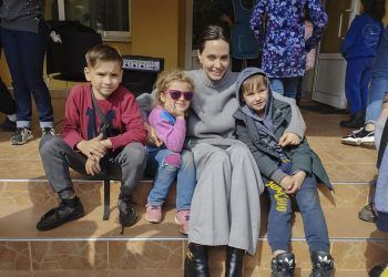 Angelina Jolie hace visita sorpresa a niños en Ucrania