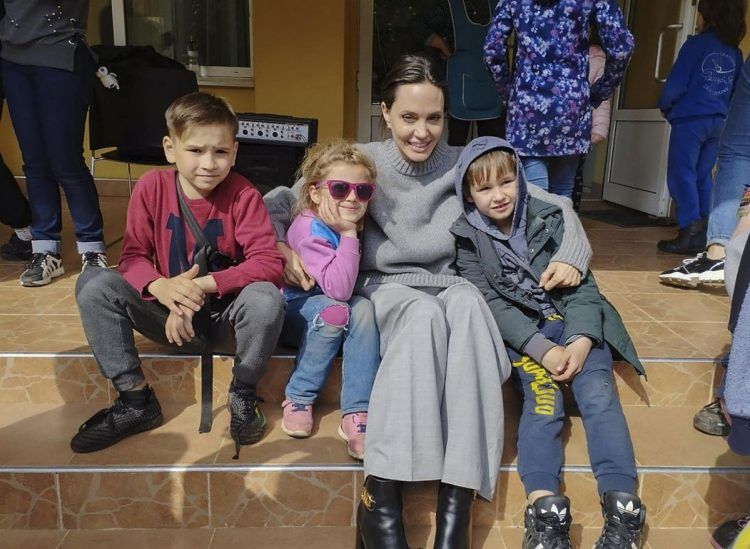 Angelina Jolie hace visita sorpresa a niños en Ucrania