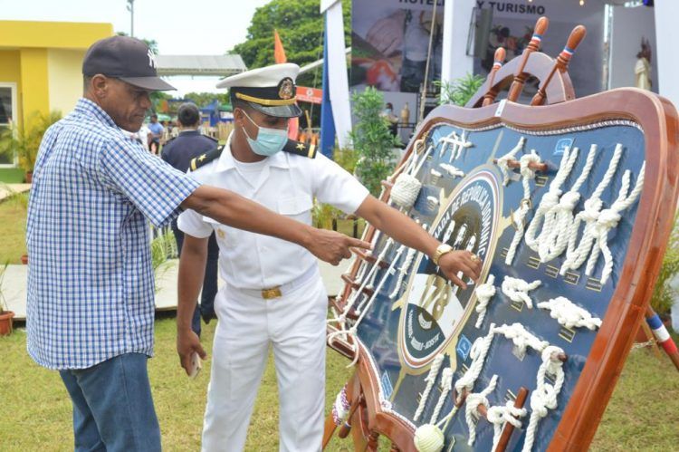 Armada exhibe mural de nudos en la Feria del Libro