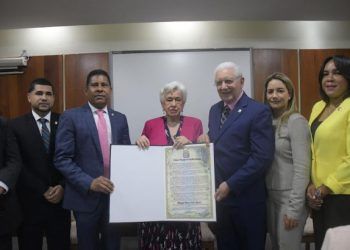 Cámara de Diputados reconoce a Milagros Ortiz Bosch
