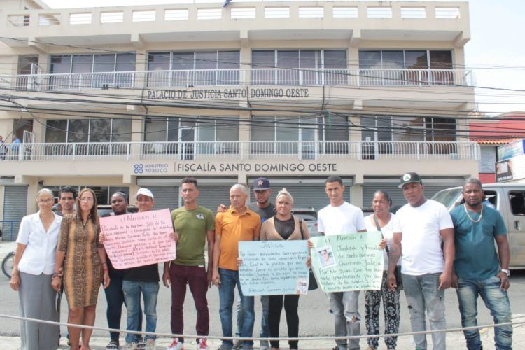 Denuncian agente PN involucrado en homicidio anda suelto pese a condena