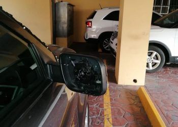 Desmantelan vehículos en parqueo de edificio en Mirador Norte
