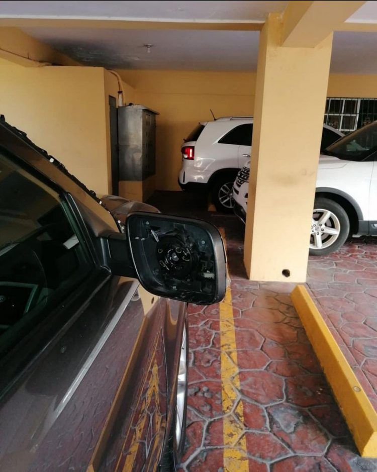 Desmantelan vehículos en parqueo de edificio en Mirador Norte