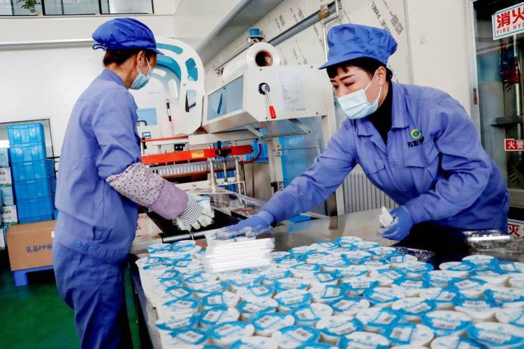 Economía China sufre mayor descenso desde 2020 por confinamientos estrictos