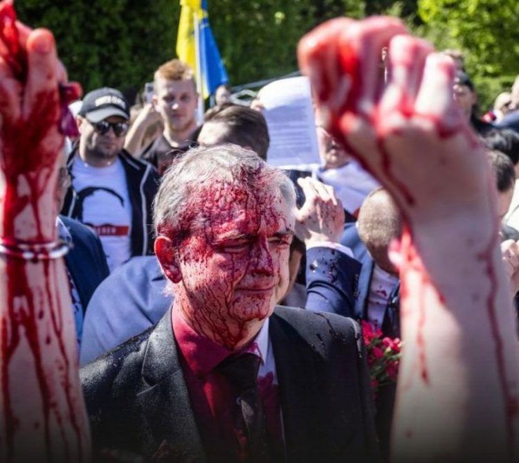 Embajador ruso salpicado con pintura roja por manifestantes