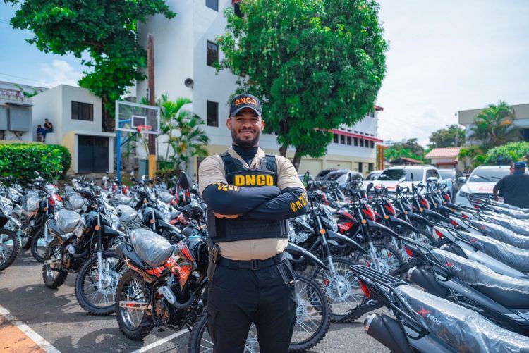 Gobierno entrega vehículos equipados a la DNCD