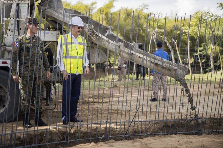 Haitianos trabajan en muro que cerrará paso con RD