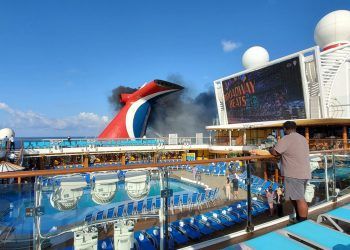Incendio en chimenea del Carnival Freedom en la isla Grand Turk