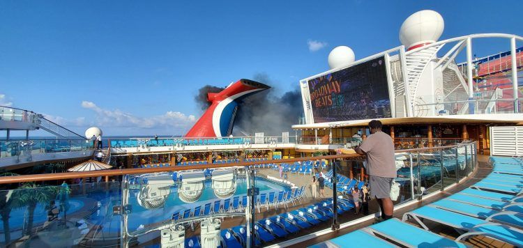 Incendio en chimenea del Carnival Freedom en la isla Grand Turk
