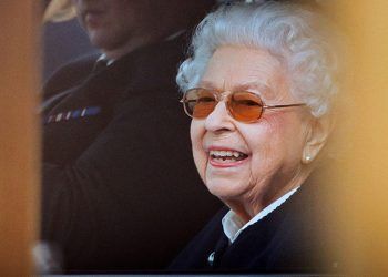 Isabel II reaparece tras ausencia en discurso del Gobierno