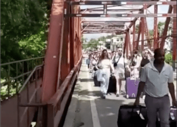 Mala condición de puente Puerto Plata obliga a turistas andar a pie