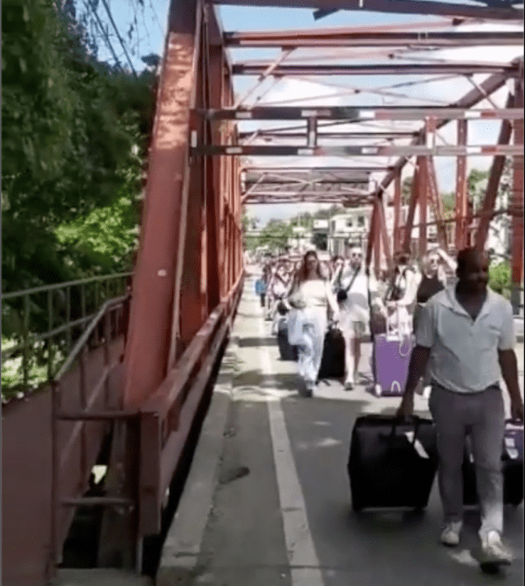 Mala condición de puente Puerto Plata obliga a turistas andar a pie