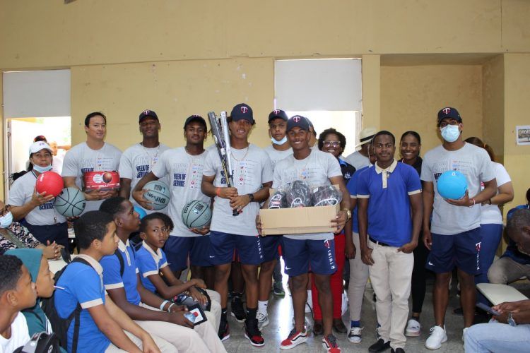 Mellizos de Minnesota donan equipos a escuela de Boca Chica