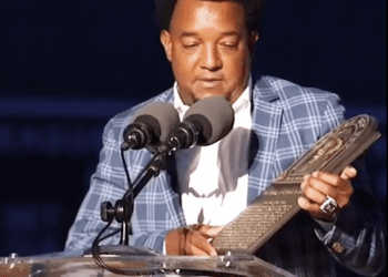  Peculiar forma  en que Pedro recibe placa de Manny 