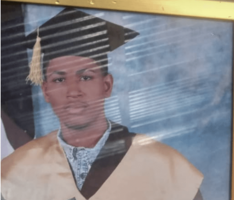 Realizan encendido de velas por asesinato de joven en Pedro Brand