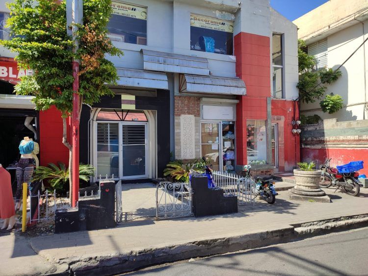 Roban oficinas de abogados a una esquina del destacamento PN en Moca