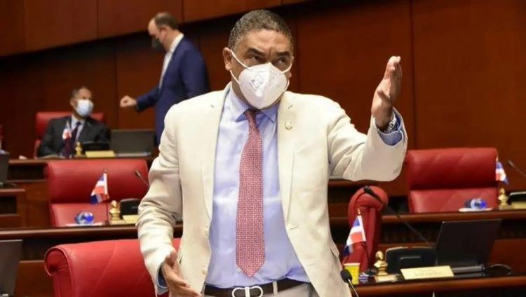 Senador PLD: "Gobierno privilegia lo privado por encima de lo público"