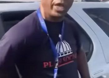 Suspenden oficial de DIGESETT por multar chofer gobernadora Azua