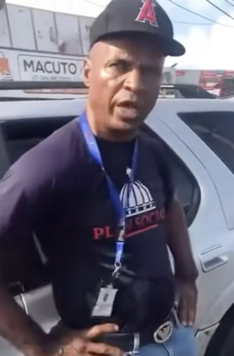 Suspenden oficial de DIGESETT por multar chofer gobernadora Azua