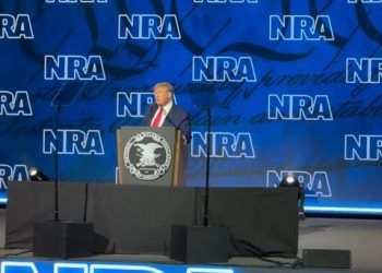 Trump ataca esfuerzos para limitar las armas en EE. UU.