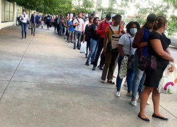 Largas filas en Av. 27 de Febrero por escasez de "conchos"
