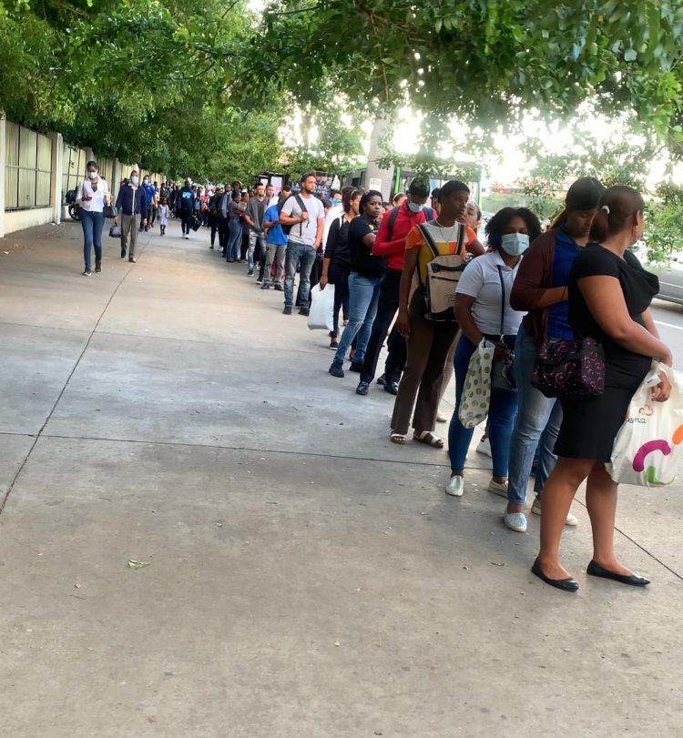 Largas filas en Av. 27 de Febrero por escasez de "conchos"