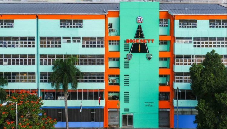 Agente DIGESETT es atropellado por conductor que emprendió la huida