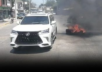 “Conchos” queman gomas en reclamo de caseta a Alcaldía de Navarrete